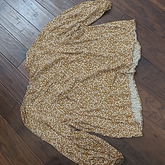 Old Navy Mustard Tan & White Floral with Vines Blouse size 3X - Picture 2 of 8